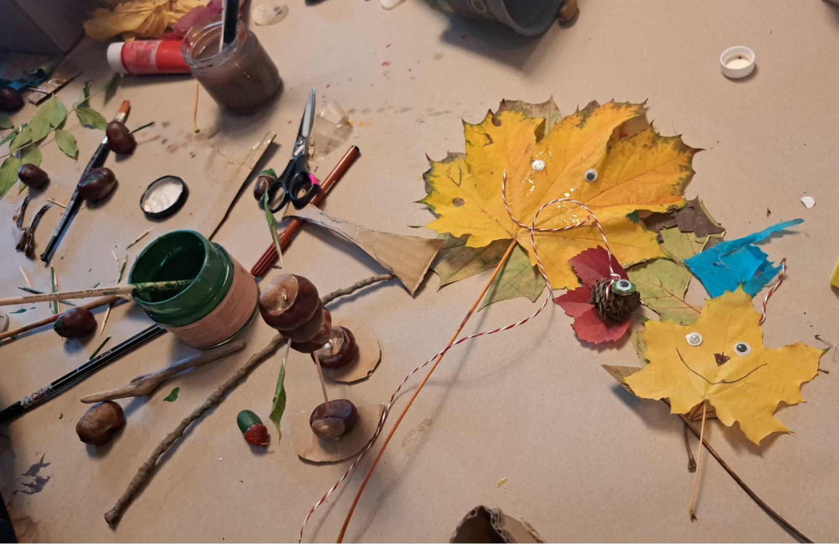 Natur- und Bastelmaterialien auf Bastelttich