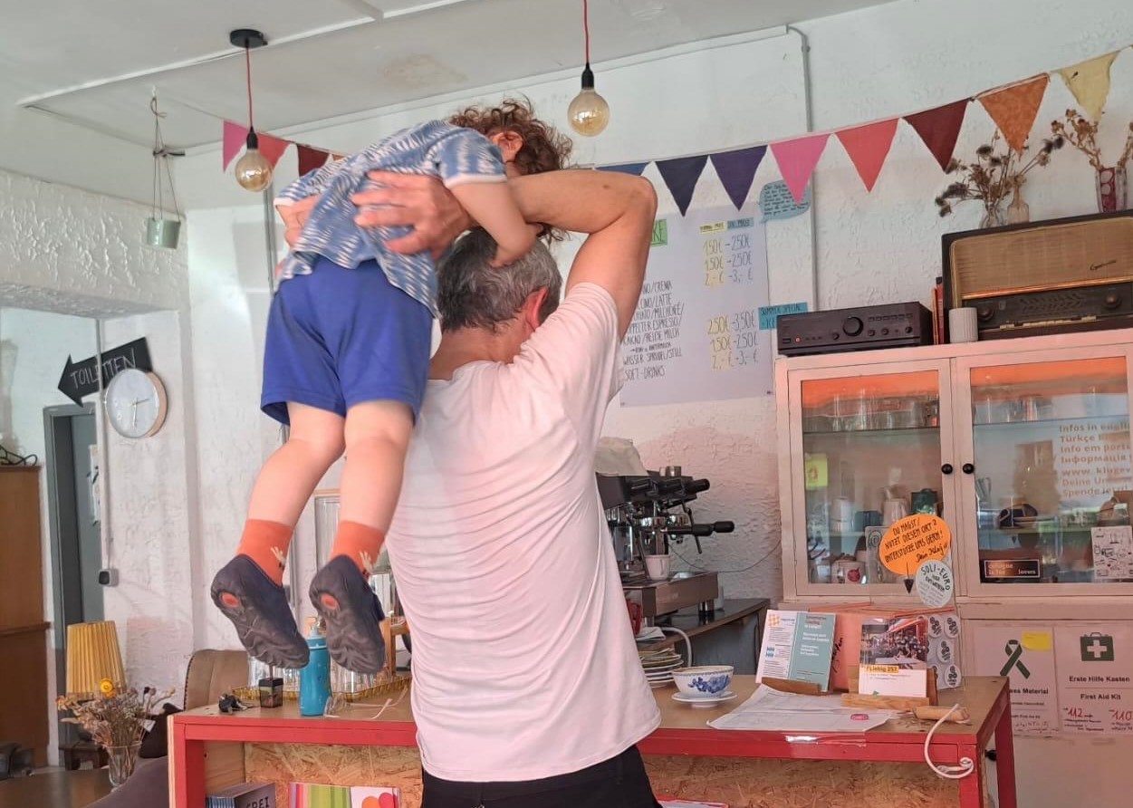 Vater spielt mit Kind im Wohnzimmercafé des Liebig257