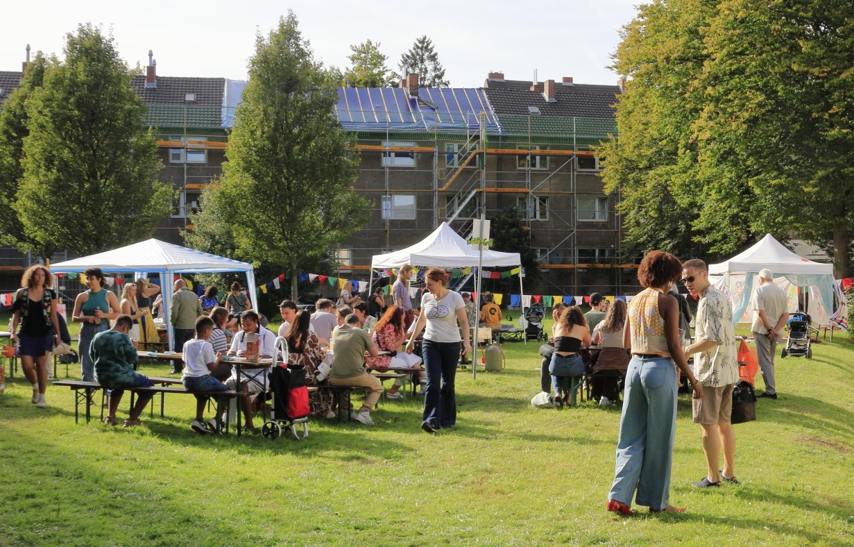 Diverse Menschen in Sommerfestsituation auf einer Wiese